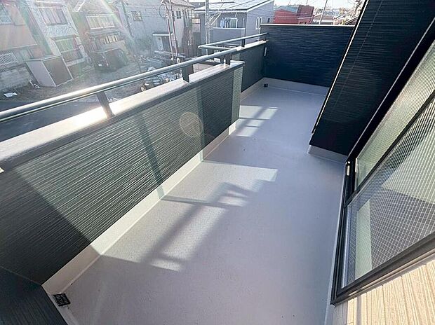 【バルコニー】施工例
ワイドバルコニー♪
家族分の洗濯物もしっかり干せます。
南西向きで日当たりも良く、毎日のお洗濯が楽しくなりそう♪