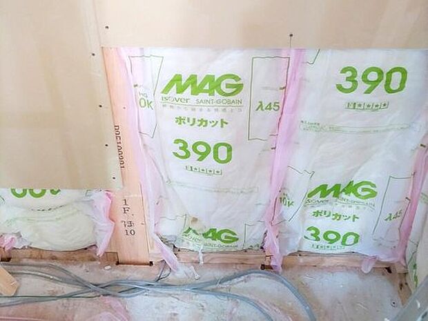 【【断熱材】】断熱材は建物の壁体等から外部への熱の流出、外部からの熱の侵入を防ぐためのもの。　断熱材を床下、壁面、天井面等に隙間なく敷き詰めています。