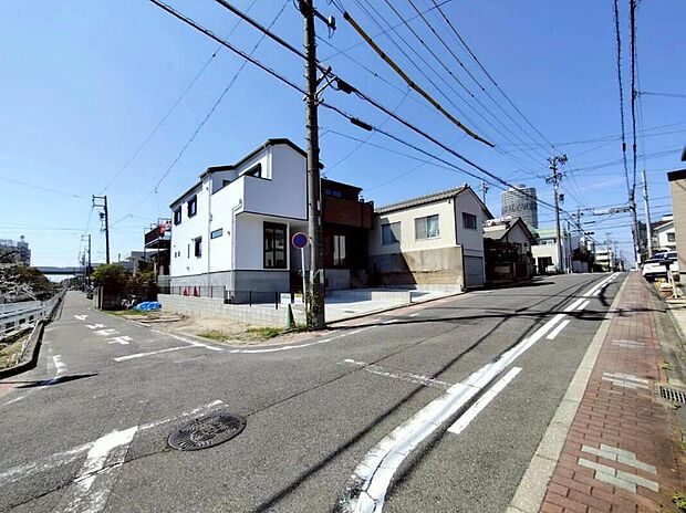 【前面道路含む現地写真】前面は、東側約７．２７ｍの道路に接道しています。
ゆとりがあり、落ち着いて駐車が可能です。