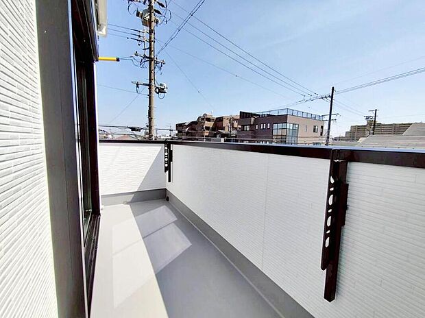 【バルコニー】1号棟
広々としたバルコニー♪
家族分の洗濯物もしっかり干せます。
日当たりも良く、毎日のお洗濯が楽しくなりそう♪
