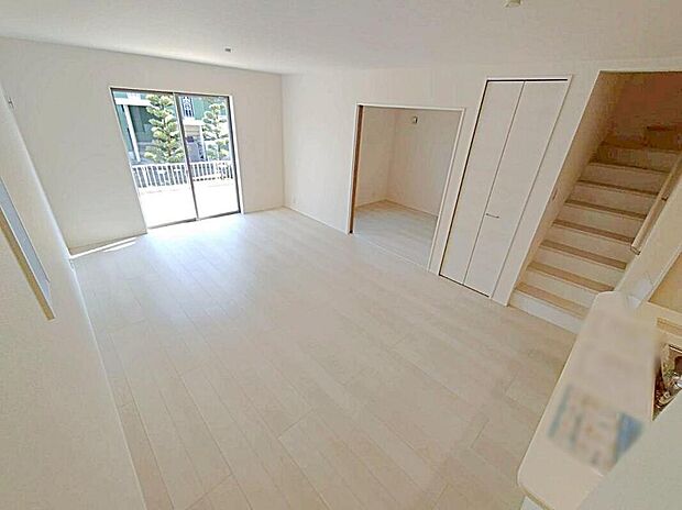 【リビング】１号棟
陽光差し込む１７帖の明るいリビング♪
階段横に収納スペースがございます♪
家族間のコミュニケーションが取りやすい対面式キッチン仕様です☆