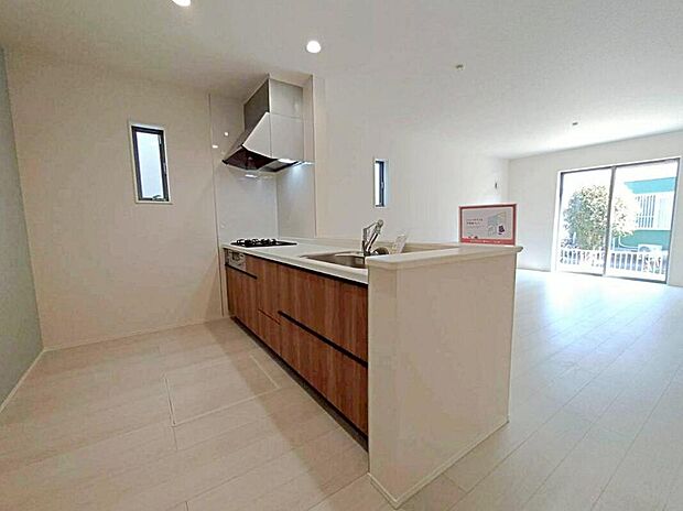 【キッチン】１号棟
使い勝手の良いキッチンは、毎日の料理が楽しくなる快適な空間。
収納も充実しており、調理器具や食材をすっきり整理できます。
家事がスムーズに進む、機能的で心地よいキッチンです♪