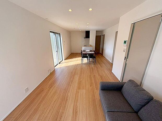 【リビング】陽光ふりそそぐ１７．７帖の明るいリビング♪
対面式キッチンは、家事をしながら家族の様子が一目でわかる安心＆便利設備♪