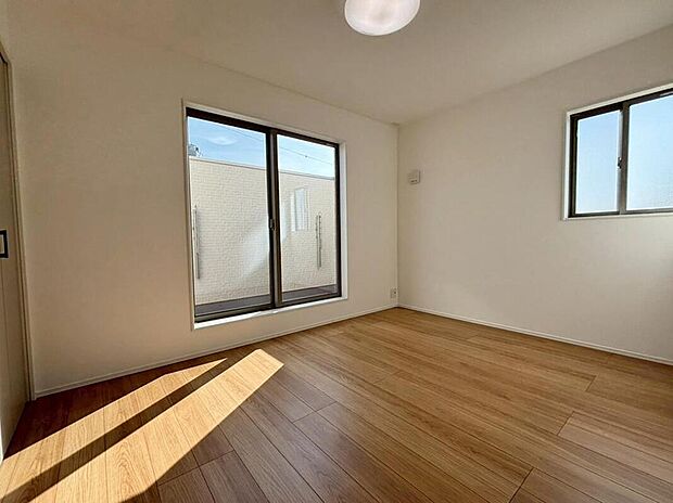 【リビング以外の居室】バルコニーに直接アクセスできる居室です！
室内の空気を効率よく入れ替えることができ、夏場や湿気の多い時期には便利です♪