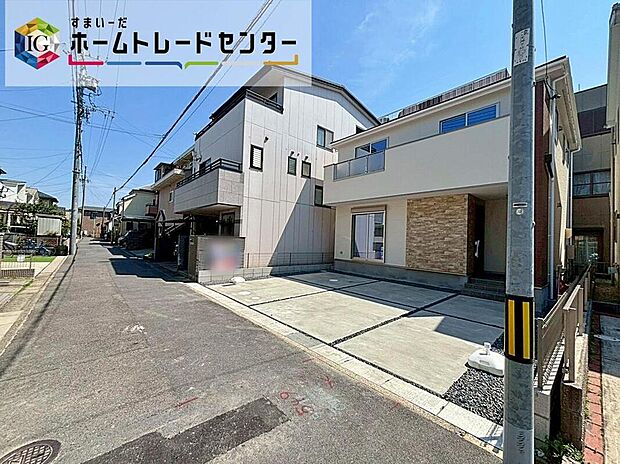 【前面道路含む現地写真】前面は、交通量の少ない北側約4.0mの道路です。
ゆとりがあり、駐車も落ち着いて行える
環境になっています。
しっかり舗装されている道路なのでベビーカー等で通っても安心ですね♪