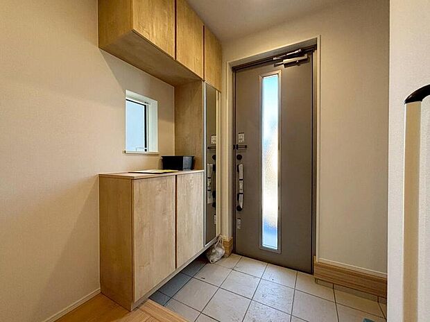 【玄関】２号棟
明るくて清潔感溢れる玄関。
便利な下駄箱収納付きです♪
散らかりがちな玄関もすっきりと片付きます。