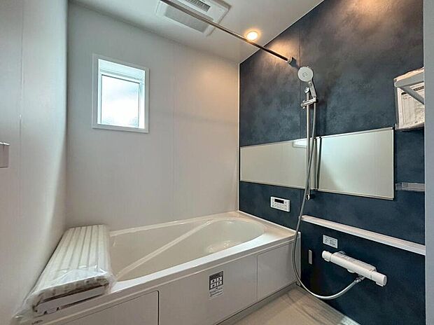 【浴室】２号棟
１坪以上広さを設けた浴室で、ゆったりバスタイム♪
お子様と一緒に入るにも充分な広さです。
一日の疲れを癒せます♪