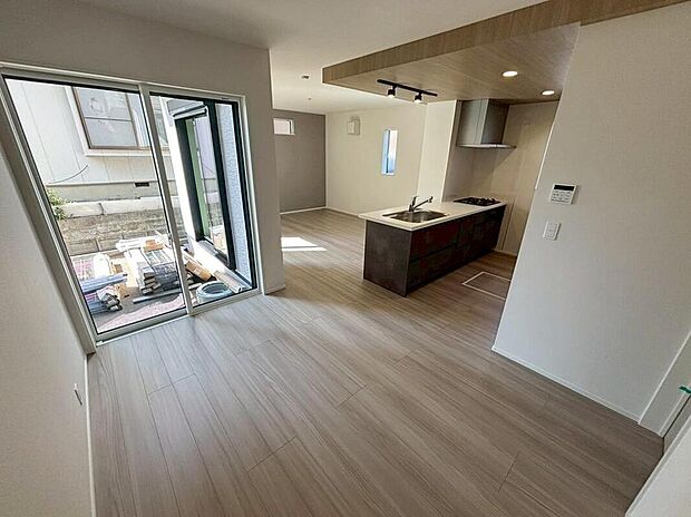 【リビング】１号棟
陽光ふりそそぐ明るい１７．７帖のリビング。
対面式キッチンは、家事をしながら家族の様子が一目でわかる安心＆便利設備♪