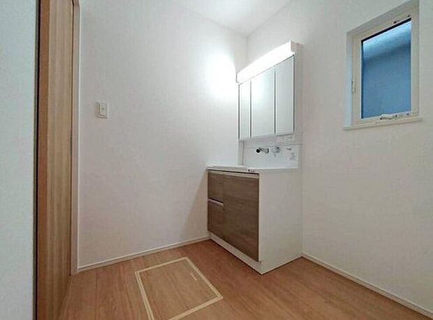 【洗面台・洗面所】2号棟
暮らしを快適にする三面鏡仕様の洗面化粧台。
収納力と機能性に優れた使いやすい設備で、忙しい朝の身支度もスムーズに♪