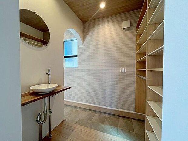 【【シューズクローク】】広い収納スペースなので、靴だけでなく季節外の靴やアウトドア用品などもまとめて収納できます。
高い収納力により、玄関がスッキリ片付きます♪
便利な手洗いスペース付きです♪