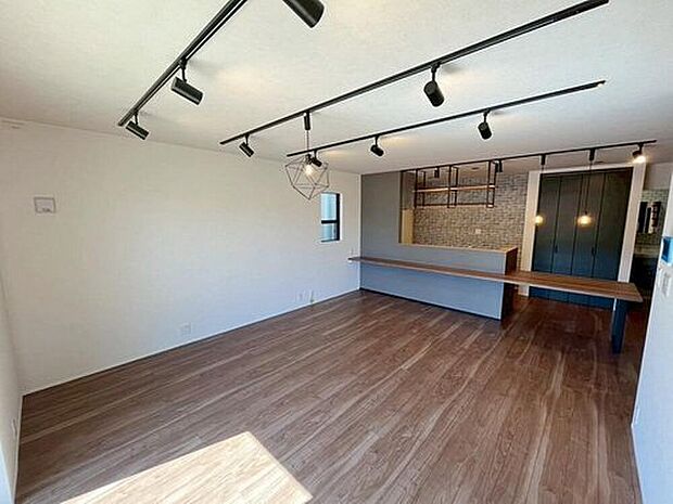 【リビング】４号地
明るい雰囲気が心地いい２０．３帖の明るいリビング♪
対面式キッチンは、家事をしながら家族の様子が一目でわかる安心＆便利設備♪

