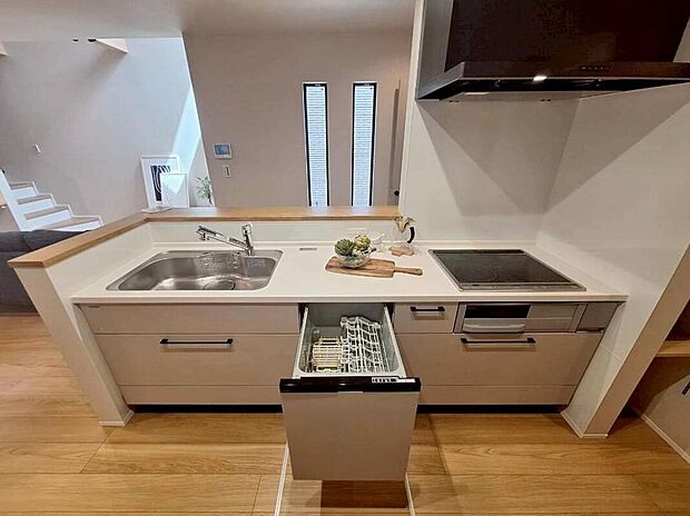 【キッチン】1号地
収納力豊富なシステムキッチン。
大型スライド収納付きで、すっきり片付けやすいキッチンです。
床下収納もついています♪