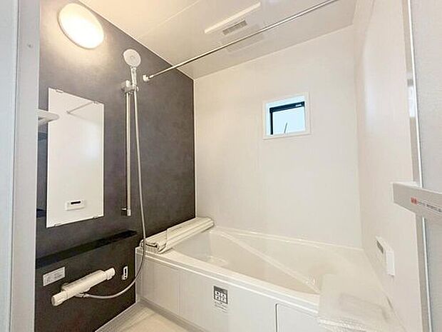 【浴室】２号棟
のびのび１坪タイプのバスルーム。
浴室暖房乾燥機もあります♪
お子様と一緒に入っても良いですね♪
毎日の疲れを癒せそう♪