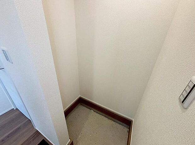 【収納】３号棟　シューズインクローク
広い収納スペースなので、靴だけでなく季節外の靴やアウトドア用品などもまとめて収納できます。
高い収納力により、玄関がスッキリ片付きます♪
