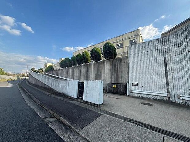 名古屋市立上社中学校(約1,000m)