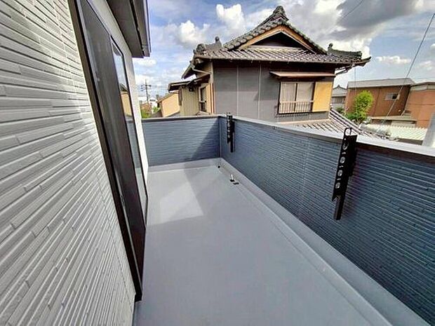【バルコニー】日当たり良好な南西向きの広々としたバルコニー♪
家族分の洗濯物もしっかり干せます♪
お洗濯だけでなく、ちょっとしたリラックスできる空間になりそうです☆