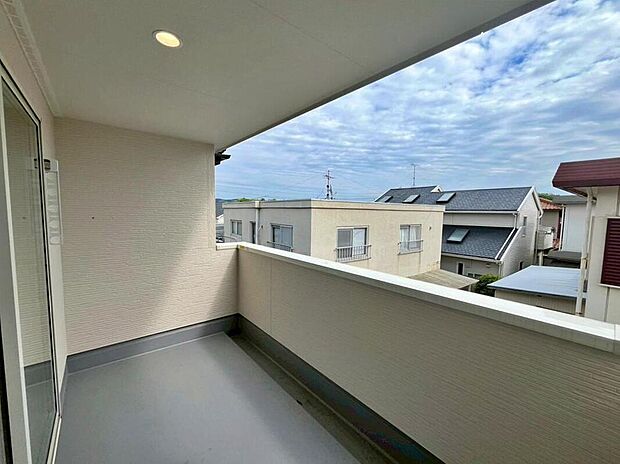 【バルコニー】１号棟
両面バルコニーなので風通しが良く、家の空気が常に新鮮で、室内の採光も良好です♪
片方のバルコニーはお洗濯スペース、もう片方のバルコニーはガーデニングスペースなど、多用途に使うことができます♪