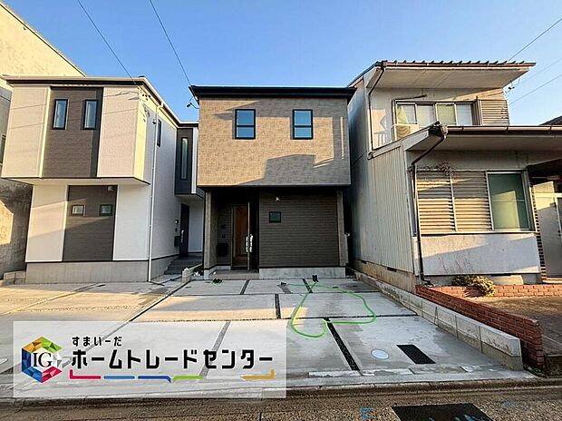 【現地外観写真】名古屋市北区成願寺一丁目　全２棟（写真２号棟）
2台分のカースペースを確保☆
前面道路も広く、お車の出し入れも楽々です♪
