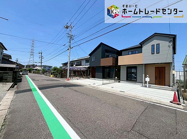 【前面道路含む現地写真】前面道路は閑静な住宅地をはしる車通りの少ない南西側約８．４２ｍの道路。
お車の出し入れが苦手なママや小さなお子様にも安心ですね。
しっかり舗装もされているので、ベビーカーや自転車で通っても安心ですね♪