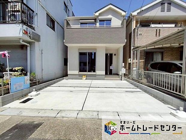 【駐車場】余裕をもって並列に２台駐車ができる広々とした駐車スペース。
玄関そばに駐車スペースがございますので、まとめ買いをした際にも運ぶのが簡単です！