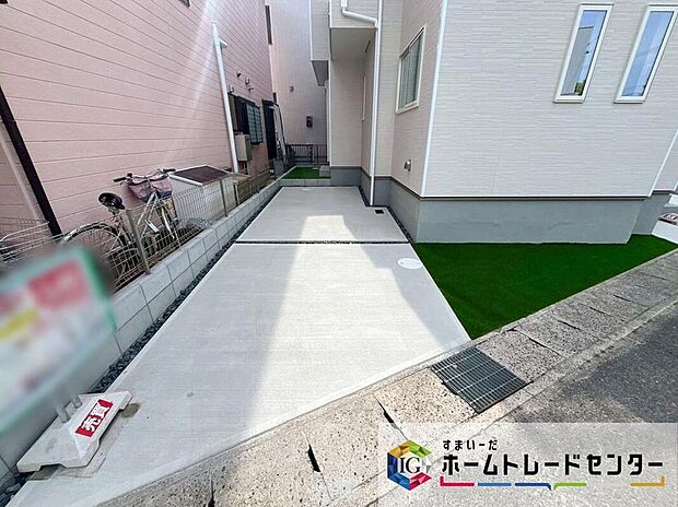 【駐車場】駐車スペース
建物横に１台ずつ、計２台駐車可能なスペースを設けました。
前面道路は６ｍとゆとりがあり、落ち着いて駐車が可能です。