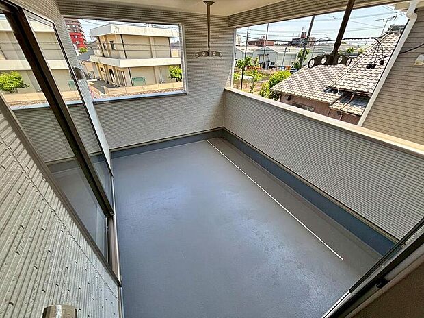 【バルコニー(4号棟)】雨の日も洗濯物が濡れる心配のないインナーバルコニー仕様♪
南向きで日当たり良好です♪
広々とした空間なので、お洗濯だけでなく、ちょっとしたリラックスできる空間にもなりそうです☆