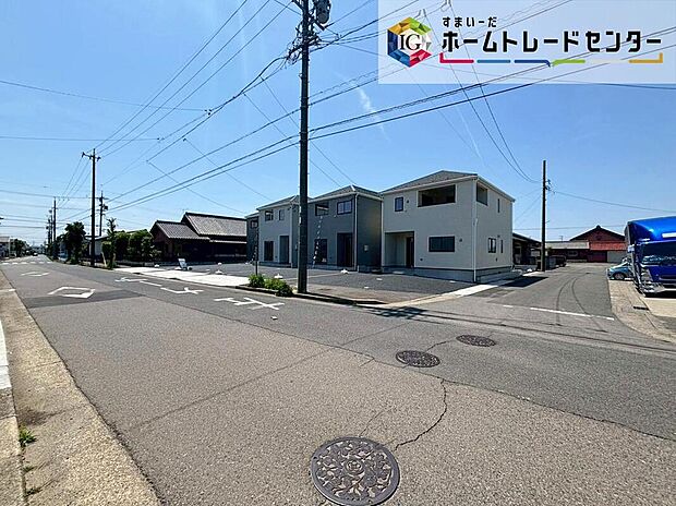 【前面道路含む現地写真】前面は、北側約６ｍ・東側約１１．９８ｍの道路です。
ゆとりがあり、落ち着いて駐車が可能です。
しっかり舗装されている道路なので、ベビーカー等で通っても安心ですね♪