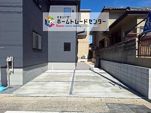 【駐車場】駐車場は並列2台可能なスペース。ご夫婦それぞれ車を所有するだけでなく、急な来客時にも対応可能です。また車が停車していない時にはお子様の自転車なども停めて置けるユーティリティスペースに。