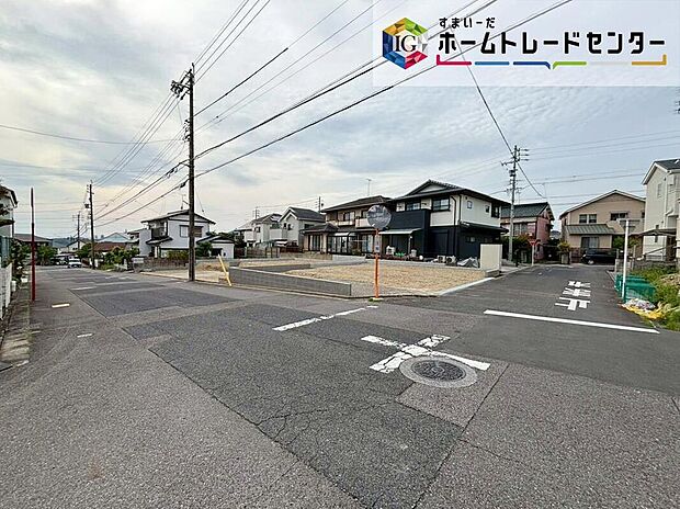 【前面道路含む現地写真】前面は、交通量の少ない東側約6m・南側約8mの道路です。
お車は並列3~4台駐車可能で、ゆとりがあり、駐車も落ち着いて行える環境になっています。