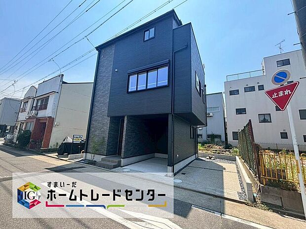 【現地外観写真】４LDK広々３階建て！雨の日でも安心なビルトインガレージ付きです！