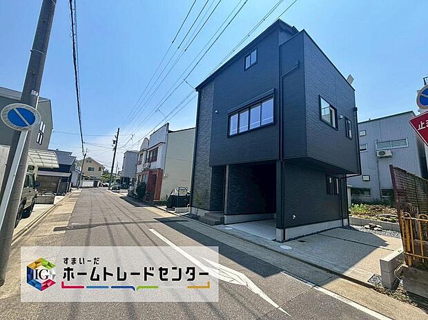 【前面道路含む現地写真】前面は、交通量の少ない北側約５．９ｍの道路です。
ゆとりがあり、駐車も落ち着いて行える環境になっています。
しっかり舗装されている道路なのでベビーカー等で通っても安心ですね♪
