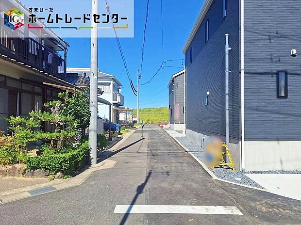 【前面道路含む現地写真】前面は、西側約４ｍ・北側約４ｍの道路です。静かな環境の中、ゆとりをもって落ち着いて駐車が行える環境になっています。しっかり舗装されている道路なので、ベビーカー等で通っても安心ですね♪