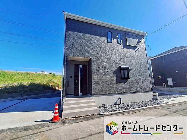 【現地外観写真】春日井市上条町第９　全４棟（写真４号棟）堂々完成しました☆ご案内可能です♪並列２台駐車可能、お庭付き♪お問い合わせはお気軽に、ホームトレードセンター株式会社まで！