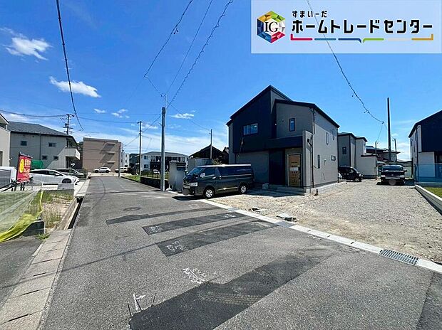 【前面道路含む現地写真】前面は、北東側約６．０ｍの道路に接道しています。
静かな環境で駐車が可能です。
お問い合わせはお気軽に♪