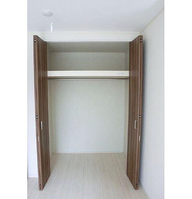 【クローゼット】季節ものや衣料品までたっぷり収納できます。お部屋を最大限広く活用できますね。