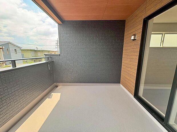 【バルコニー】日当たり良好な広々とした南向きのインナーバルコニーです♪
家族分の洗濯物もしっかり干せます。
お洗濯だけでなく、ちょっとしたリラックスできる空間になりそうです☆