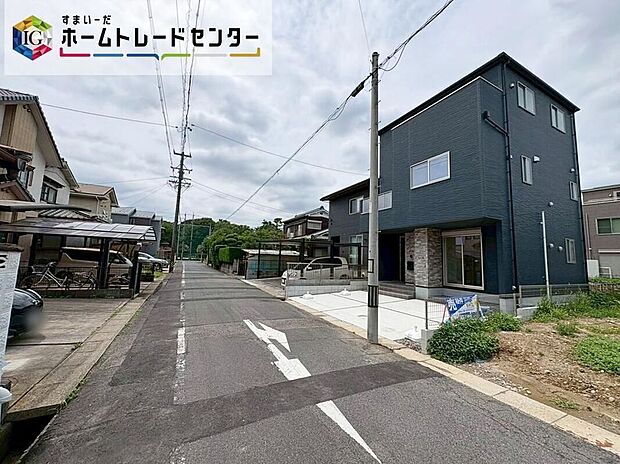 【前面道路含む現地写真】前面は、交通量の少ない南側約5.8mの道路です。ゆとりがあり、駐車も落ち着いて行える環境になっています。しっかり舗装されている道路なので、ベビーカー等で通っても安心ですね♪