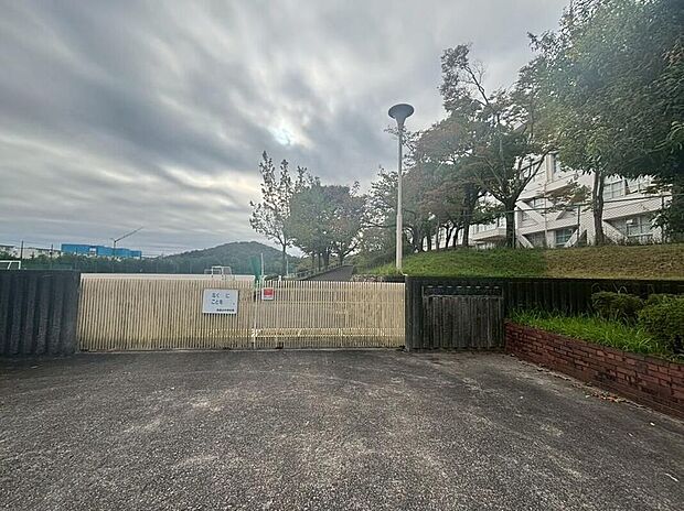 春日井市立高森台中学校(約400m)