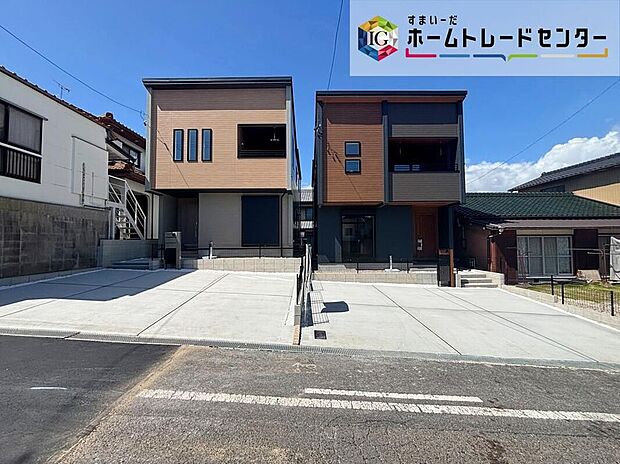 【現地外観写真】南道路に面した陽当たり良好な住まいです。高台立地ならではの明るさや開放感に加え、南庭やインナーバルコニーなど戸建てらしい屋外空間も現地でじっくりご確認いただけます。
