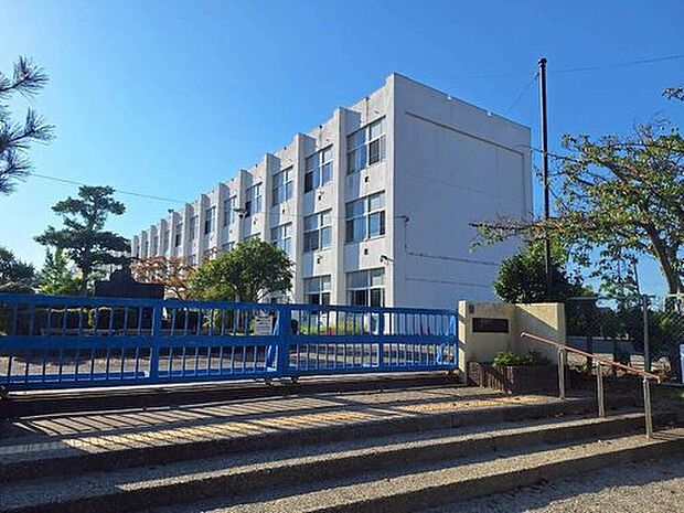 瀬戸市立西陵小学校(約590m)