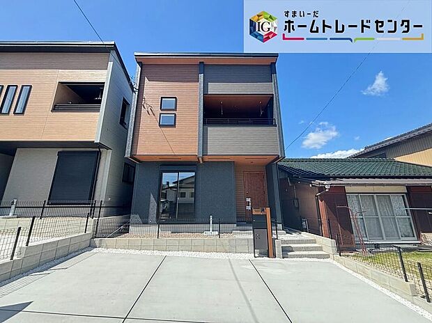 【現地外観写真】瀬戸市ひまわり台1丁目 全2棟(写真2号棟)ご好評につき残り1棟!堂々完成しました☆ご案内可能です♪並列3台駐車可能、南道路で日当たり良好☆お問い合わせはお気軽に!