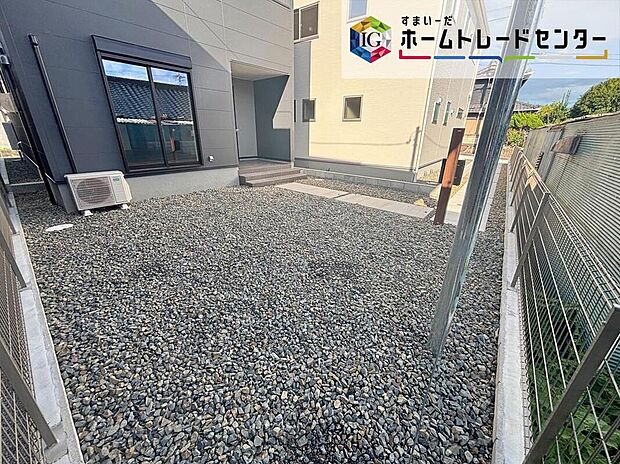 【庭】3号棟 お庭スペース☆
日当たり良好な南向きのお庭がございます♪
マンションには無い、戸建てならではのメリットです♪
好きなお花でお庭をいっぱいに!お子様やペットの遊び場にも♪