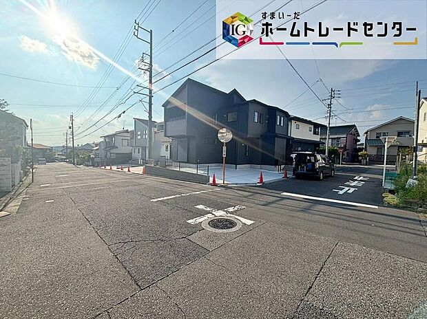 【前面道路含む現地写真】前面は、交通量の少ない東側約6m・南側約8mの道路です。お車は並列4台駐車可能で、ゆとりがあり、駐車も落ち着いて行える環境になっています。