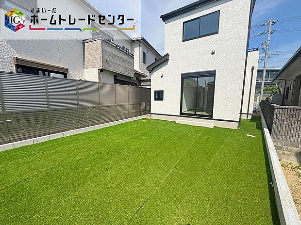 【庭】お庭スペース☆
日当たり良好なお庭がございます♪
マンションにはない戸建てならではのメリットです!
小さなお子様の遊び場や、ガーデニング・家庭菜園など、お好みにおうち時間をお楽しみいただけます☆