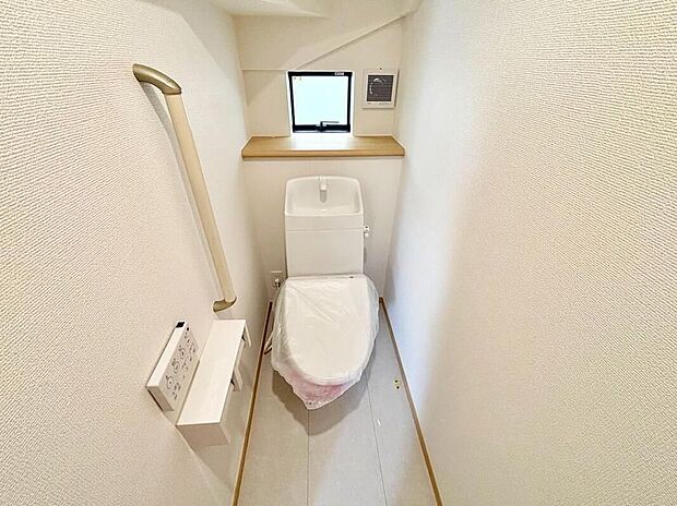 【トイレ】トイレスペースが１・２階にございますので、朝の混雑時に家族が分散して使用できます。またゲスト用・家族用と分けることも出来ますよ。