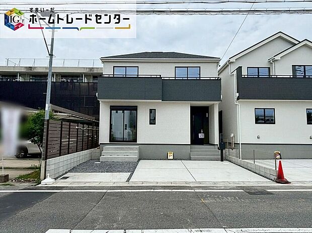 【現地外観写真】陽当たりの良い南向きの住まいは、耐震等級3を取得した長期優良住宅。18帖の広々LDKや充実した収納、並列3台分の駐車スペースなど、快適さと安心を兼ね備えています。