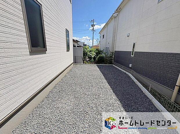 【庭】5号棟 お庭スペース☆
南向きのお庭がございます♪
小さなお子様の遊び場や、ガーデニング・家庭菜園など、お好みにおうち時間をお楽しみいただけます♪