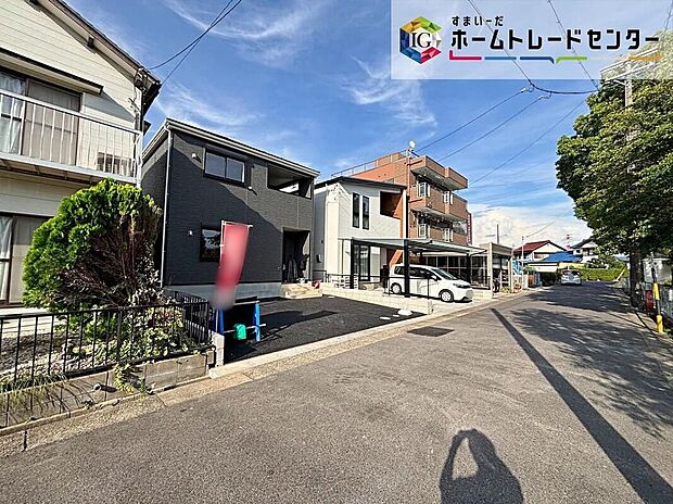 【前面道路含む現地写真】前面は、南側約６ｍの道路です。静かな環境の中、ゆとりをもって落ち着いて駐車が行える環境になっています。しっかり舗装されている道路なので、ベビーカー等で通っても安心ですね♪