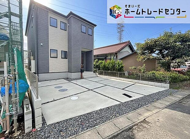 【現地外観写真】写真だけでは伝わりにくい、16帖LDKの広さや陽当たり、収納の使いやすさを現地で体感してみませんか？並列2台分の駐車スペースやお庭など、暮らしやすさもぜひ実際にお確かめください。