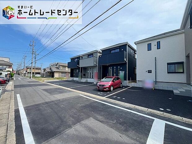 【前面道路含む現地写真】前面道路幅は、南側約4.6m・西側約5.4mとなっています。南西角地で駐車が楽々です♪しっかり舗装されているので、ベビーカー等で通っても安心ですね♪